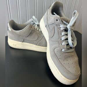 Nike Air Force 1 ‘07 Low Premium Suede / Women’s Sneakers / Grey / Size: 7.5